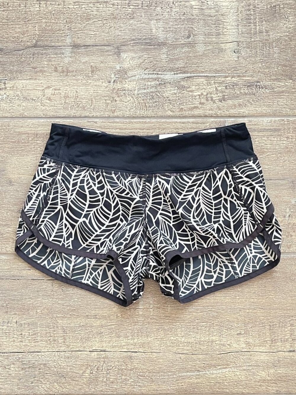 Lululemon Run Speed Shorts Pretty Palm Angel Wing Black White Leaf Print Size 2